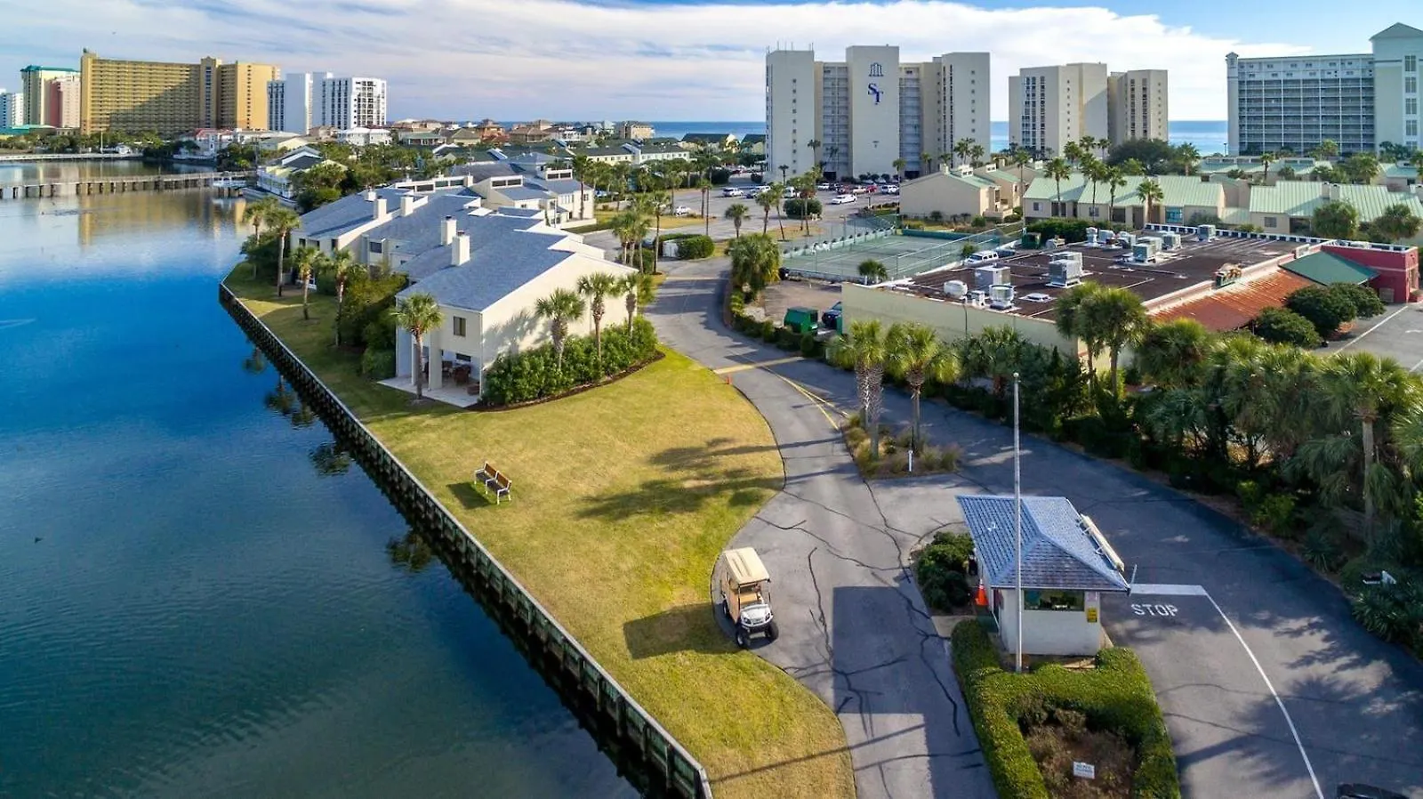 2085 - Beachfront Shoreline Towers - Free Beach Setup Destin